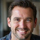 Retrato de Carlos Sánchez, de mediana edad, sonriendo