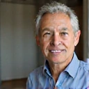 Retrato de Javier Morales, hombre mayor sonriendo